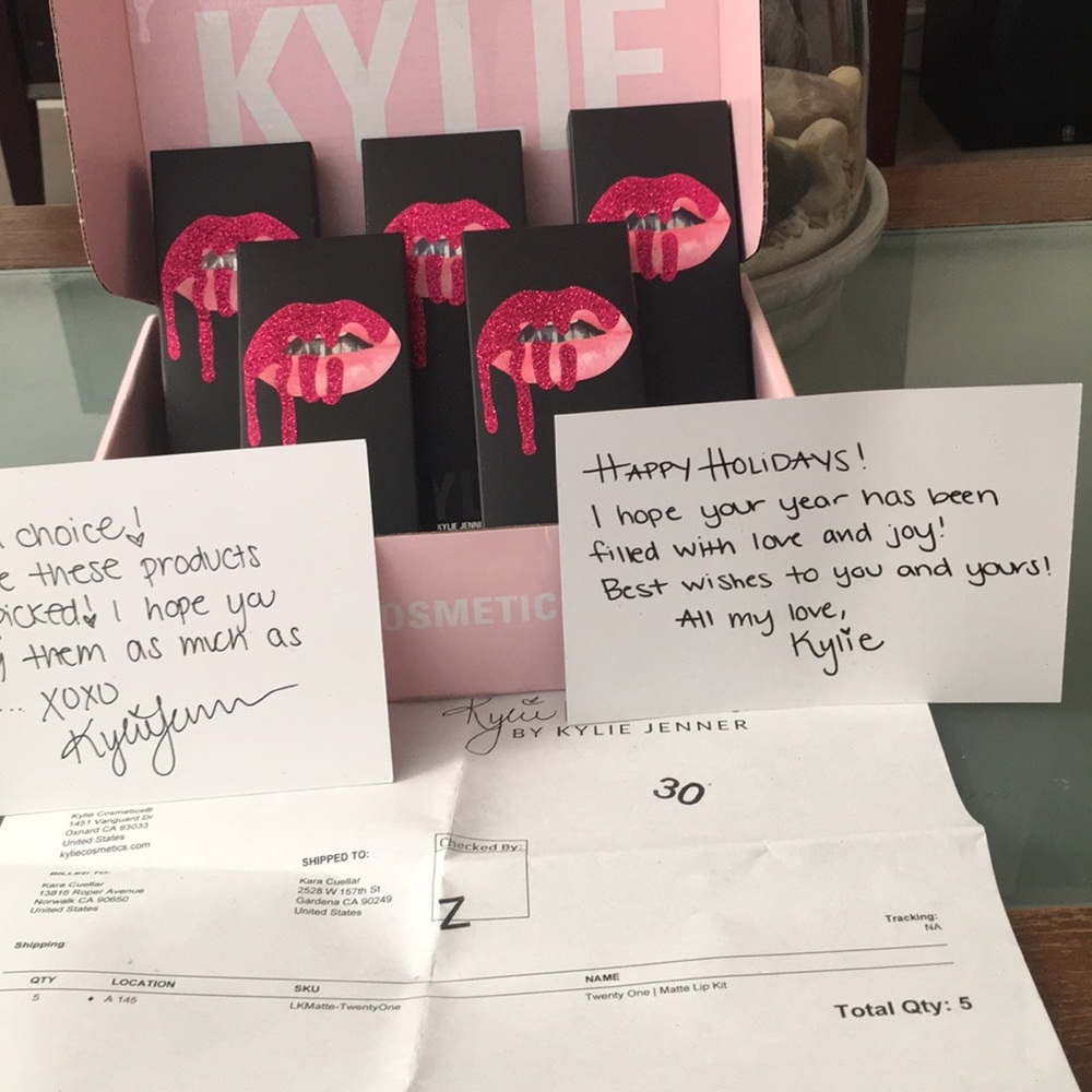 Kylie Cosmetics color Twenty One Matte lip kit.
